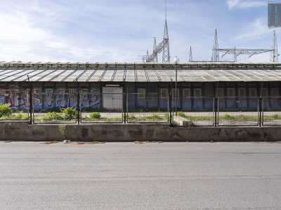 Il primo edificio industriale abbandonato lo troviamo dopo qualche metro: � un capannone blu di forma rettangolare sui cui dei writers hanno disegnato alcuni graffiti